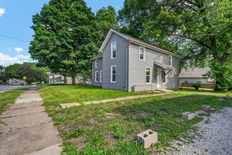 406 W 12th St in Cedar Falls, IA - Foto de edificio - Building Photo