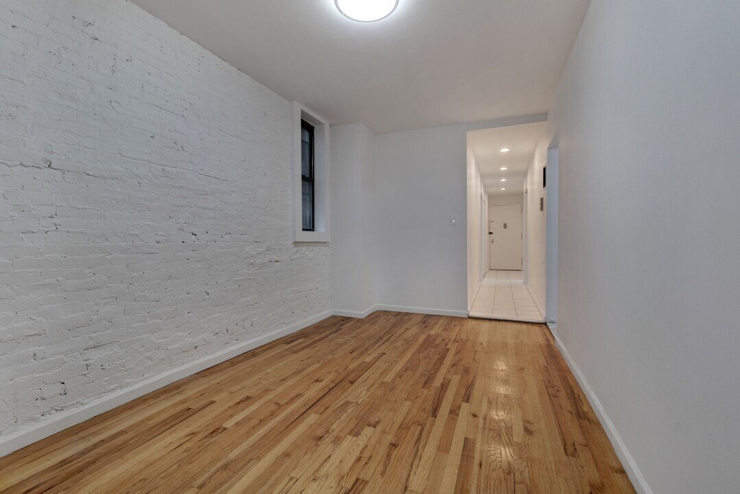 334 W 47th St in New York, NY - Building Photo
