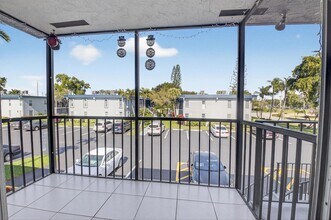 7535 S Oriole Blvd, Unit 2060 in Delray Beach, FL - Foto de edificio - Building Photo