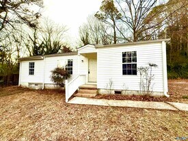 1316 Starnes St in Guntersville, AL - Building Photo