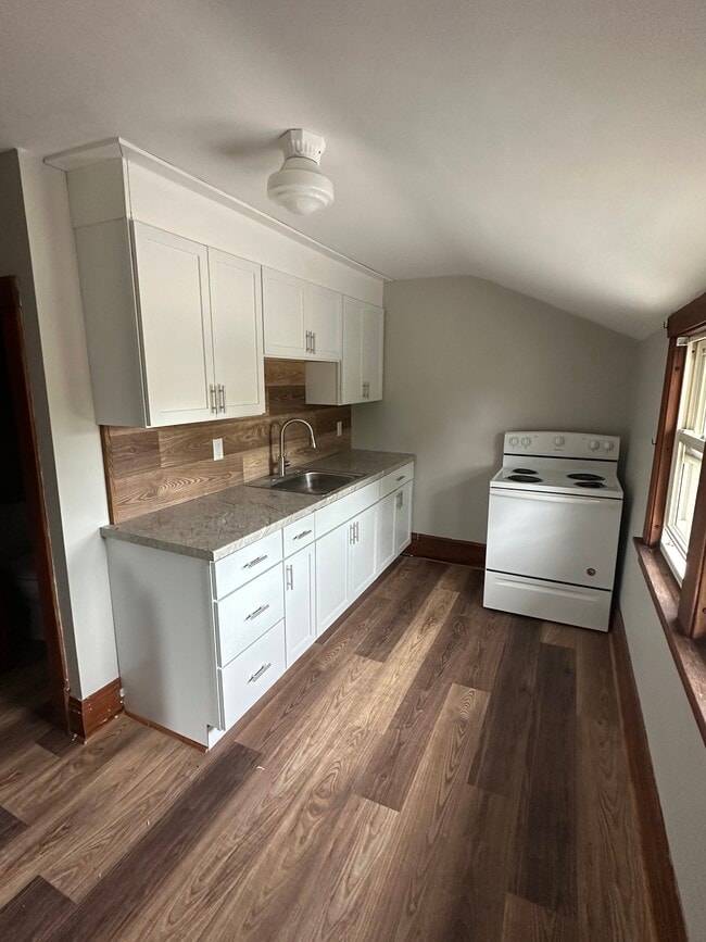 444 W Spruce St, Unit 3 in Chippewa Falls, WI - Foto de edificio - Building Photo