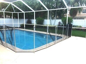 236 Cameron Dr in Weston, FL - Building Photo - Building Photo