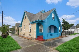 1028 Ave M 1/2 in Galveston, TX - Building Photo