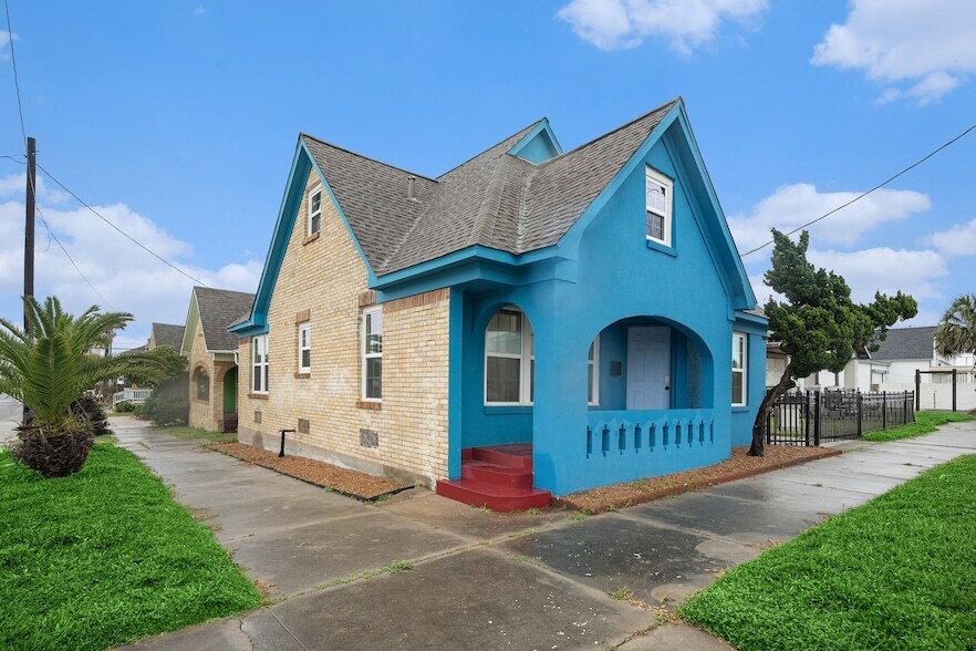 1028 Ave M 1/2 in Galveston, TX - Building Photo