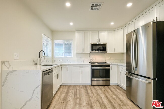 property at 5248 1/2 Whitsett Ave