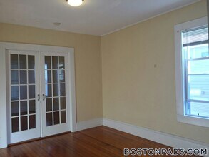 8 Bennett St, Unit 2 in Medford, MA - Foto de edificio - Building Photo