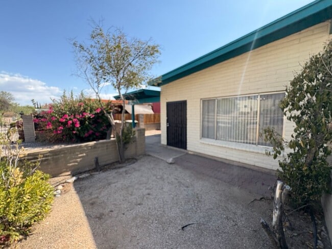 809 N Camino Seco in Tucson, AZ - Building Photo - Building Photo