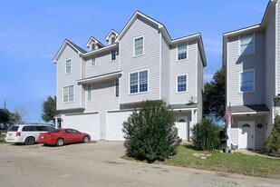 135 Binnacle Ct in Willis, TX - Building Photo