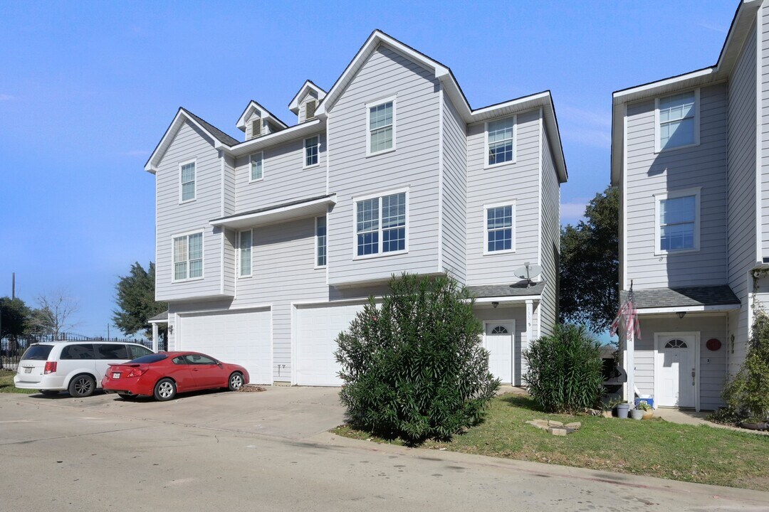 135 Binnacle Ct in Willis, TX - Building Photo