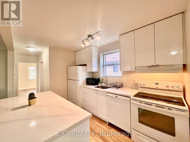 158 Hallmark Ave in Toronto, ON - Building Photo - Building Photo
