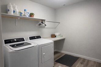 8884 W Hill Rd Pkwy in Garden City, ID - Building Photo - Building Photo