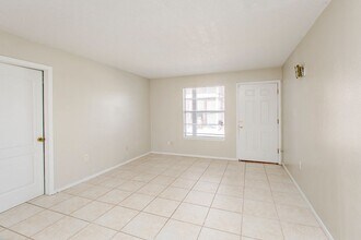 5275 Kimberlin Ave, Unit D in Baker, LA - Foto de edificio - Building Photo
