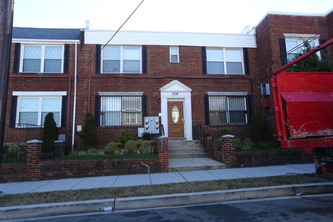 1319 Downing Pl NE in Washington, DC - Foto de edificio