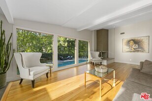 2601 Nichols Canyon Rd in Los Angeles, CA - Building Photo