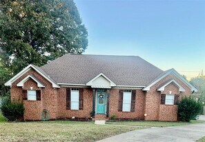 100 Wood Vale Dr in Montgomery, AL - Building Photo