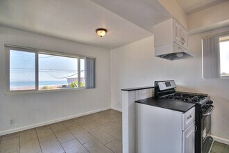 6742 Del Playa Dr in Isla Vista, CA - Building Photo - Building Photo