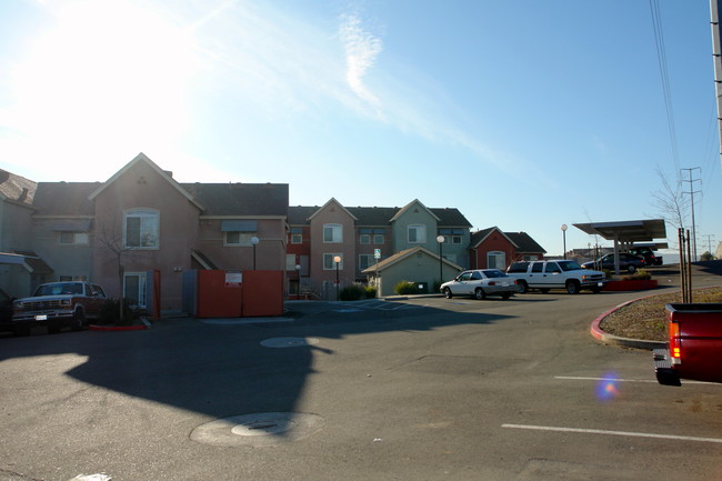 Lincoln Corner Apartments in Vacaville, CA - Building Photo - Building Photo