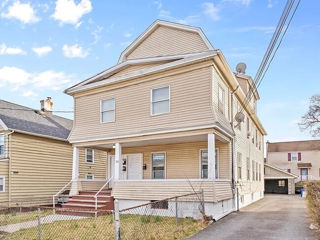 32 Llewellyn Ave, Unit 3