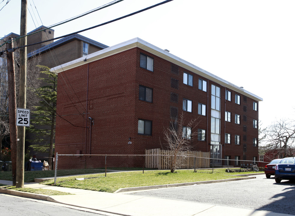 Heather Gardens Apartments in Arlington, VA - Foto de edificio