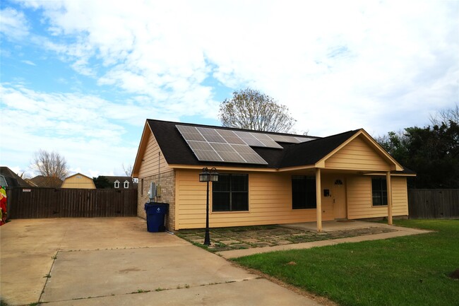 218 Hickory St in Sweeny, TX - Building Photo - Building Photo