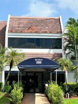 200 Lakeview Dr in Weston, FL - Building Photo