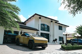 8450 NW 169th Ter in Miami Lakes, FL - Foto de edificio - Building Photo