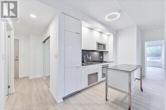75-375 Canterbury Pl in Toronto, ON - Building Photo - Building Photo