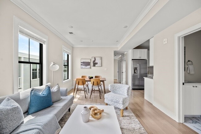 303 Maverick St, Unit 4 in Boston, MA - Building Photo - Building Photo