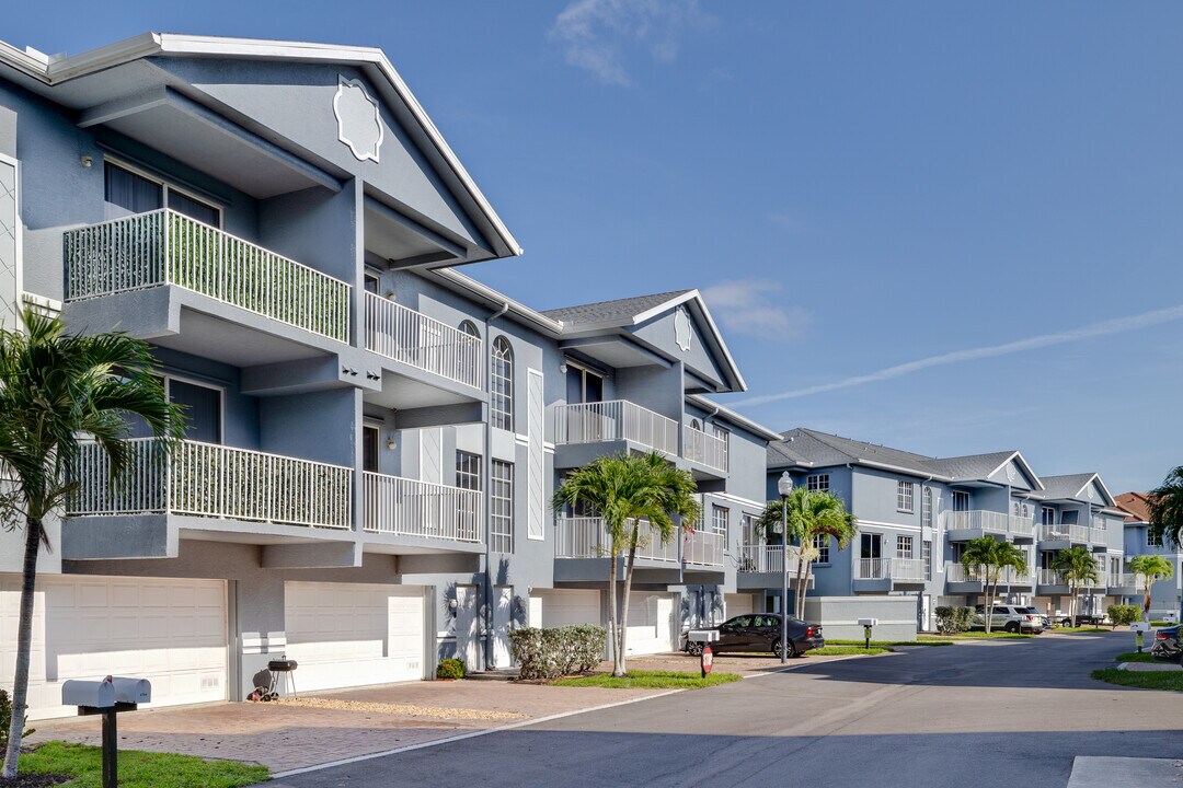 Cobblestone on The Lake Apartments in Ft. Myers, FL - Foto de edificio