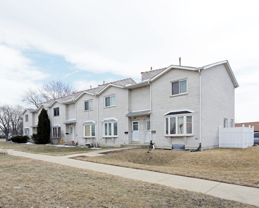 100-110 Diversey Ave in Elmhurst, IL - Foto de edificio