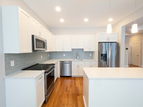 142 Coolidge St in Brookline, MA - Foto de edificio - Building Photo