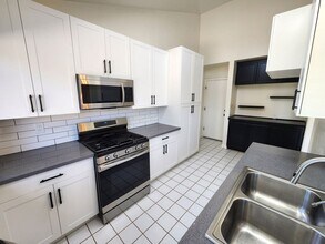 80 N Lucas Ct in Thousand Oaks, CA - Foto de edificio - Building Photo