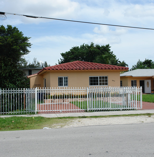 1121-1129 NE 111th St in Miami, FL - Building Photo - Building Photo