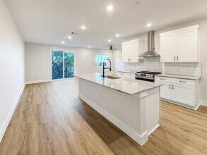 5605 Mobeetie Lp in Bee Cave, TX - Foto de edificio - Building Photo