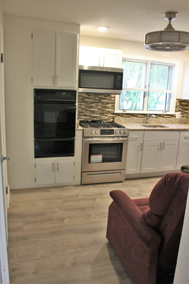 27 Magoun Ave, Unit 1 in Medford, MA - Foto de edificio - Building Photo