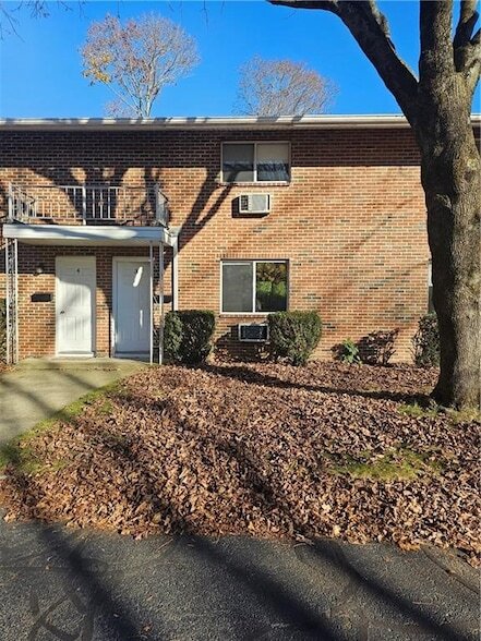 20 W Warwick Ave in West Warwick, RI - Foto de edificio - Building Photo