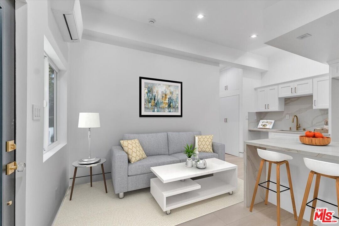 5561 1/2 El Canon Ave in Los Angeles, CA - Building Photo