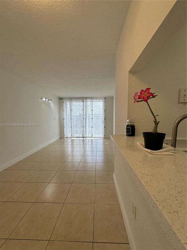 8145 NW 7th St in Miami, FL - Building Photo - Building Photo