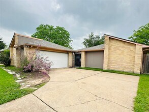 2115 Barrington Pl Dr in Sugar Land, TX - Building Photo - Building Photo