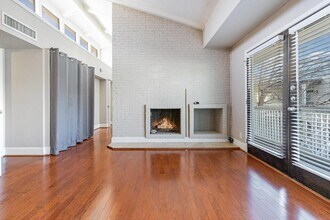 5934 Sandhurst Ln, Unit 207 in Dallas, TX - Foto de edificio - Building Photo