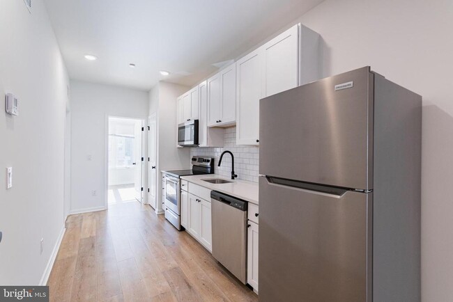5225 Walnut St-Unit -UNIT 2 in Philadelphia, PA - Building Photo - Building Photo