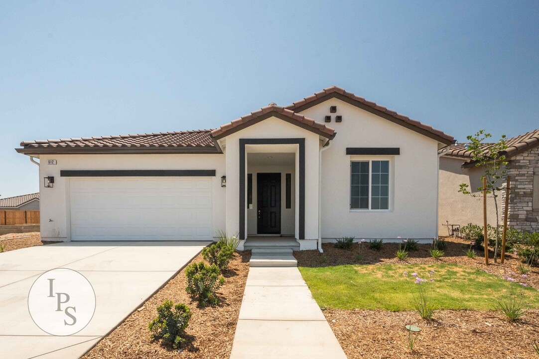 612 Stone Crest Ave in Madera, CA - Foto de edificio