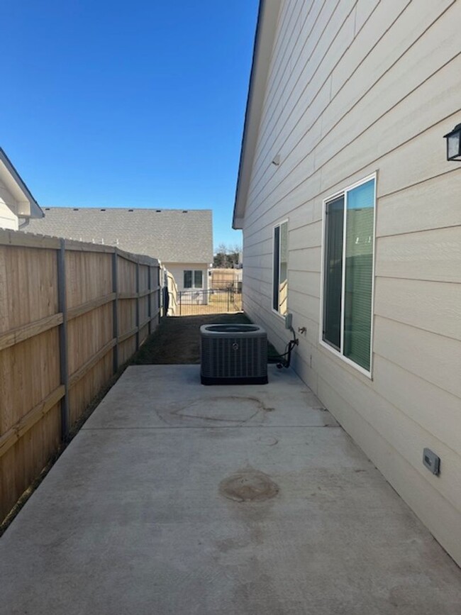 1724-1726 S Hickory Crk St in Wichita, KS - Foto de edificio - Building Photo