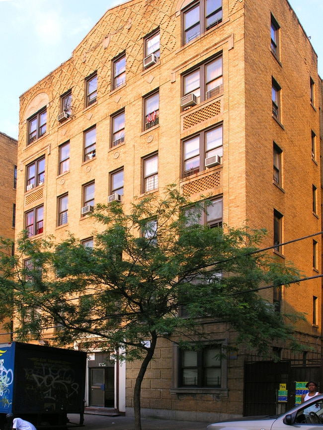 1726 Davidson Ave in Bronx, NY - Foto de edificio - Building Photo