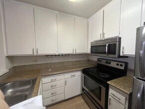 300 S Gramercy Pl, Unit 108 in Los Angeles, CA - Building Photo - Building Photo