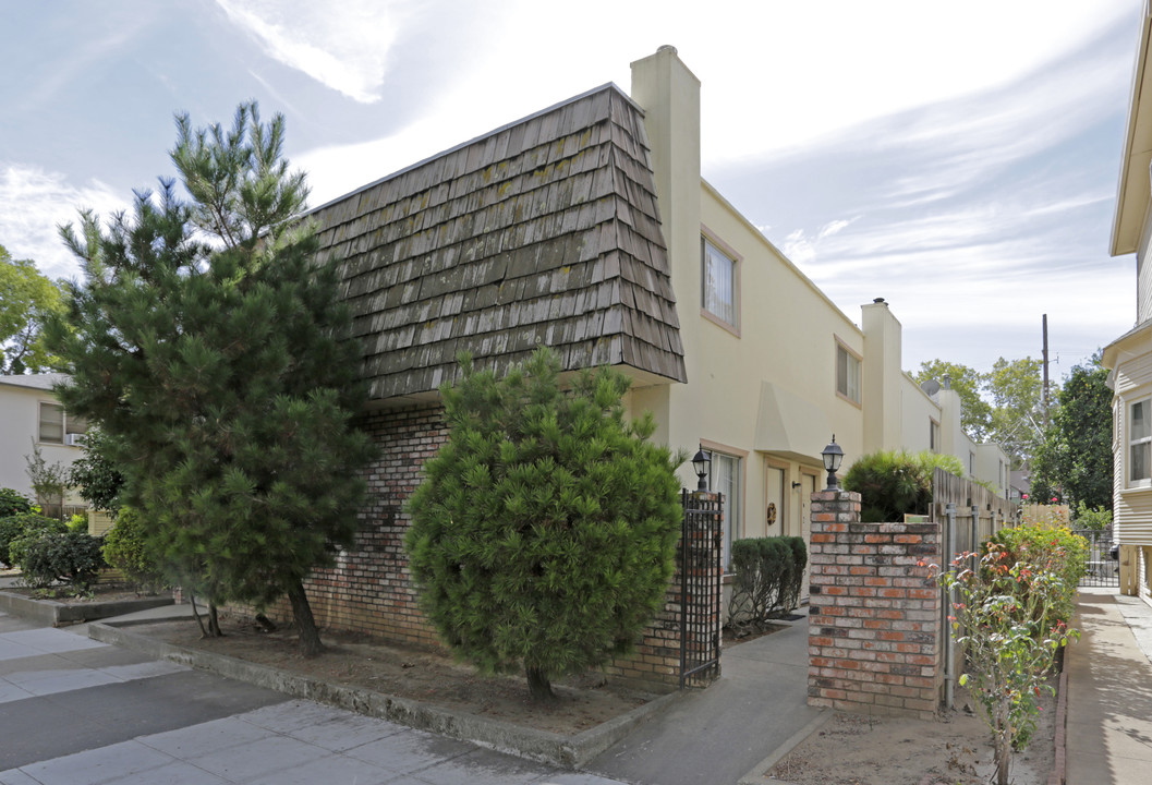 1714 T St in Sacramento, CA - Building Photo