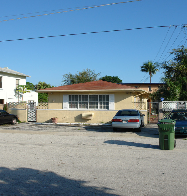 571 NE 67th St in Miami, FL - Foto de edificio - Building Photo