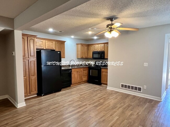 907 SW Peach Tree Ln in Blue Springs, MO - Building Photo - Building Photo