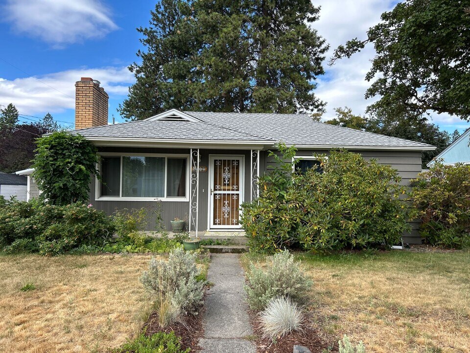 5817 N Washington St in Spokane, WA - Building Photo