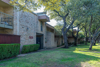 Summerset Village in Dallas, TX - Building Photo - Building Photo